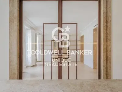 Wohnzimmer; holzboden, tageslicht, moderner stil, hohe decken