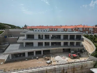 Kuhinja; kuhinjski aparati, drveni pod, prirodno svjetlo, moderni stil