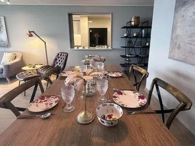 Dnevna soba; drveni pod, prirodno svjetlo, moderni stil, visoki plafoni