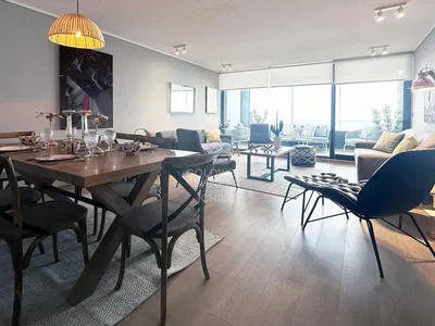 Soggiorno; pavimento in legno, luce naturale, stile moderno, soffitti alti