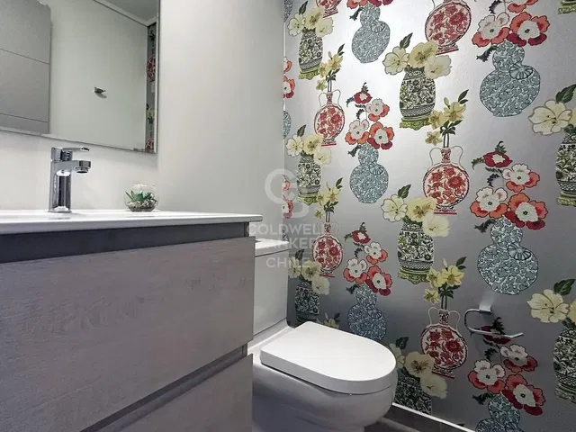 Kuhinja; kuhinjski aparati, drveni pod, prirodno svjetlo, moderni stil