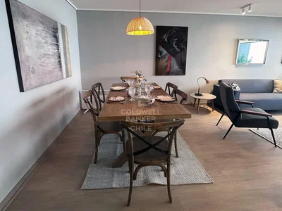 Dnevna soba; drveni pod, prirodno svjetlo, moderni stil, visoki plafoni