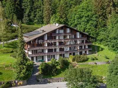 Σαλόνι; ξύλινο πάτωμα, φυσικό φως, μοντέρνο στυλ, ψηλά ταβάνια