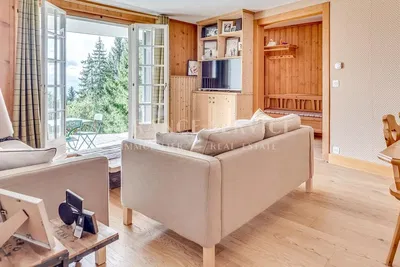 Σαλόνι; ξύλινο πάτωμα, φυσικό φως, μοντέρνο στυλ, ψηλά ταβάνια