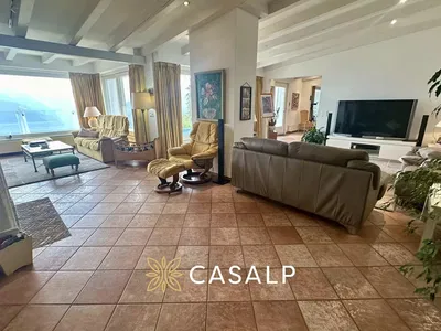 Salon; parquet, lumière naturelle, style moderne, hauteur sous plafond