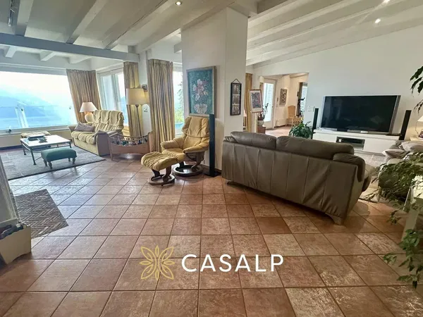 Salon; parquet, lumière naturelle, style moderne, hauteur sous plafond