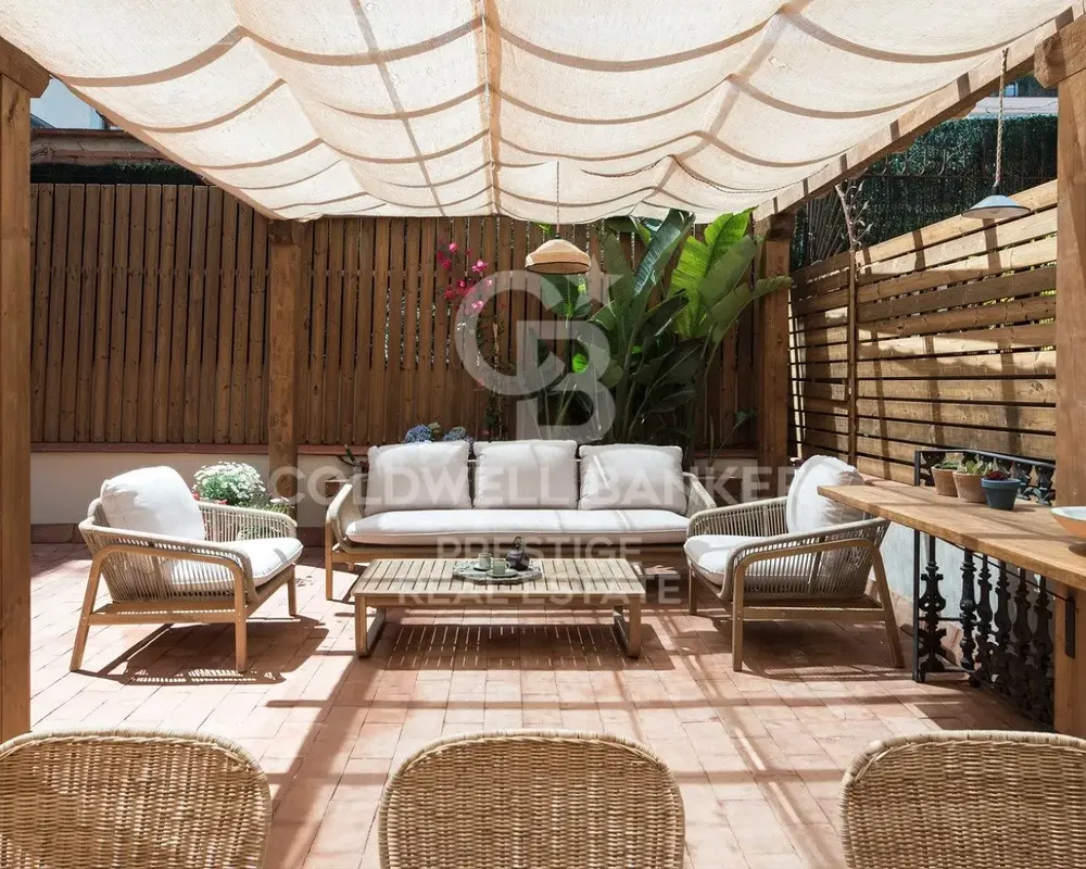 Woonkamer; houten vloer, natuurlijk licht, moderne stijl, hoge plafonds