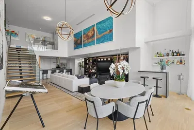 Wohnzimmer; holzboden, tageslicht, moderner stil, hohe decken