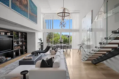 Wohnzimmer; holzboden, tageslicht, moderner stil, hohe decken