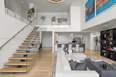 Wohnzimmer; holzboden, tageslicht, moderner stil, hohe decken