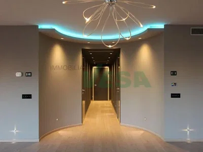 Wohnzimmer; holzboden, tageslicht, moderner stil, hohe decken