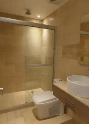 Cuisine; électroménager, parquet, lumière naturelle, style moderne, rénové