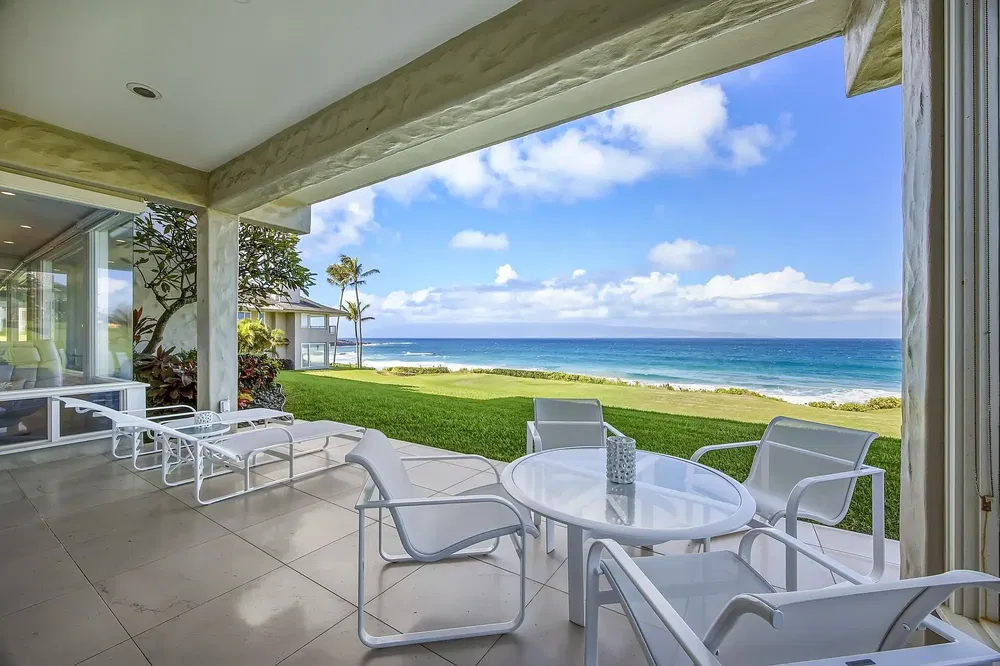 Дневна соба; дрвени под, природно светло, модерни стил, високи плафони