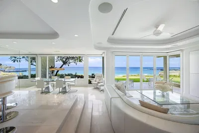 Дневна соба; дрвени под, природно светло, модерни стил, високи плафони