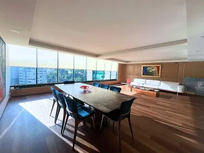 Salon; parquet, lumière naturelle, style moderne, hauteur sous plafond