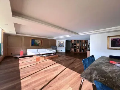 Keuken; keukenapparatuur, houten vloer, natuurlijk licht, moderne stijl, gerenoveerd