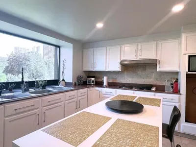 Salon; parquet, lumière naturelle, style moderne, hauteur sous plafond