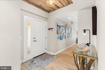 Wohnzimmer; holzboden, tageslicht, moderner stil, hohe decken