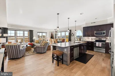 Küche; küchengeräte, holzboden, tageslicht, moderner stil