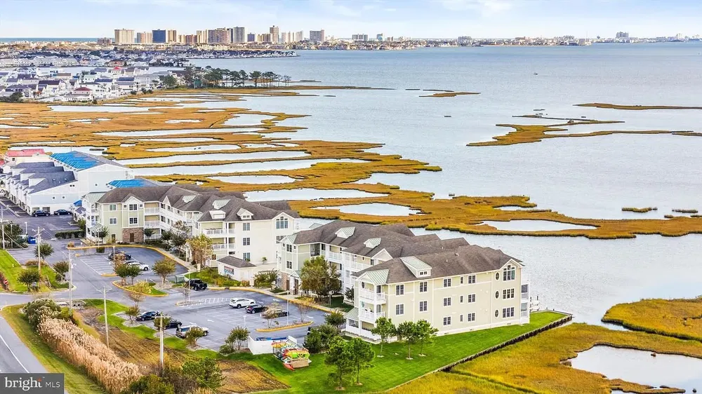 Wohnzimmer; holzboden, tageslicht, moderner stil, hohe decken