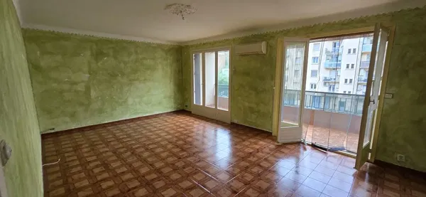 Salon; parquet, lumière naturelle, style moderne, hauteur sous plafond