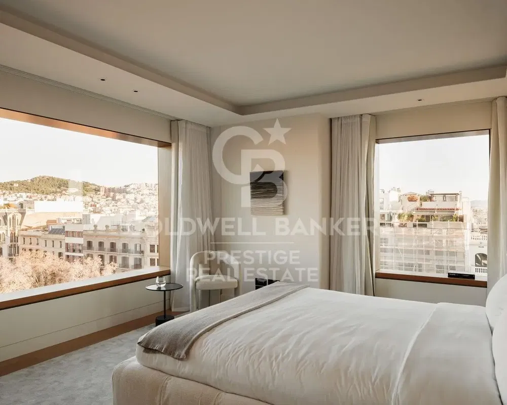 Woonkamer; houten vloer, natuurlijk licht, moderne stijl, hoge plafonds