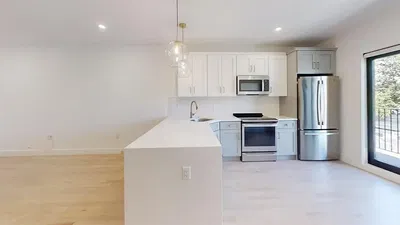 Sala de estar; chão de madeira, luz natural, estilo moderno, teto alto