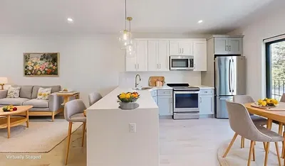 Sala de estar; chão de madeira, luz natural, estilo moderno, teto alto