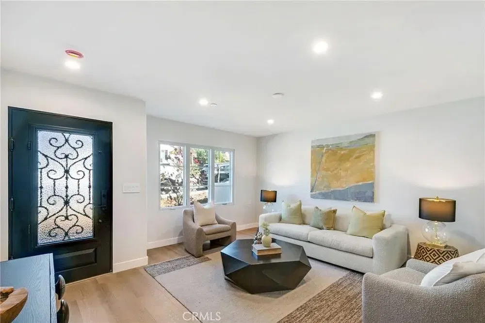 Sala de estar; chão de madeira, luz natural, estilo moderno, teto alto