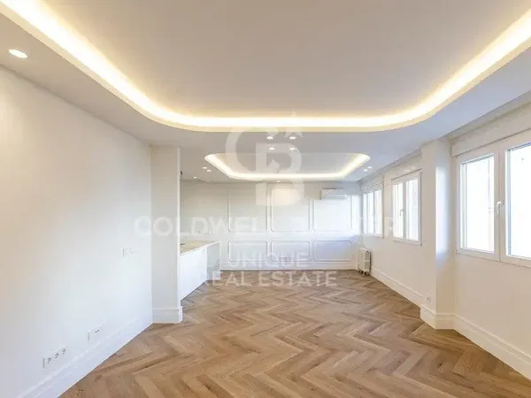 Living room; wood floor, natural light, modern style, high ceiling