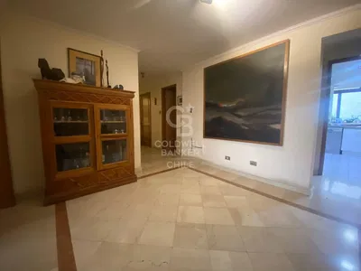 Salon; parquet, lumière naturelle, style moderne, hauteur sous plafond