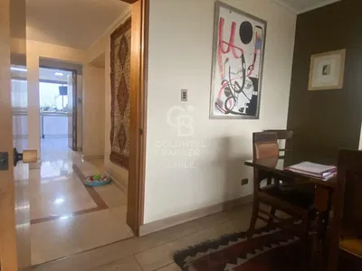 Salon; parquet, lumière naturelle, style moderne, hauteur sous plafond