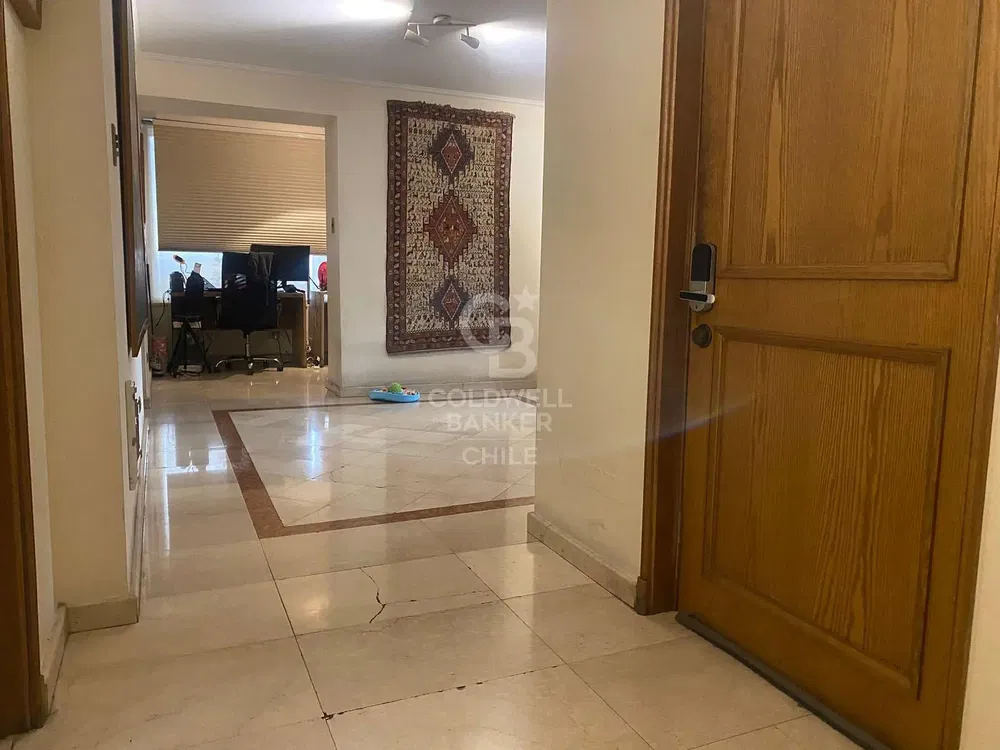 Kuhinja; kuhinjski aparati, drveni pod, prirodno svjetlo, moderni stil