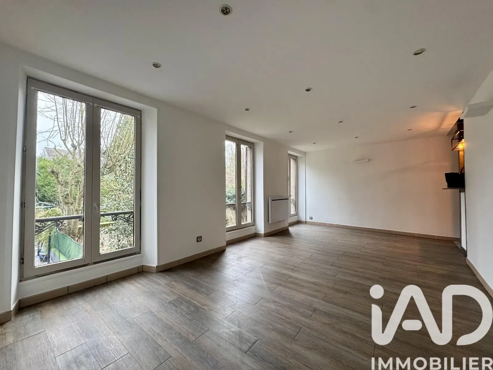 Living room; wood floor, natural light, modern style, high ceiling