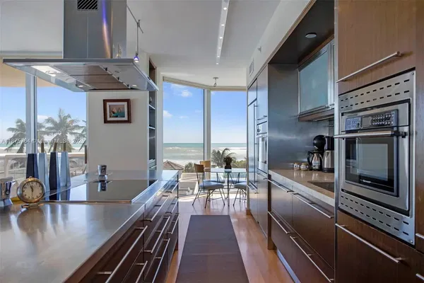 Sala de estar; chão de madeira, luz natural, estilo moderno, teto alto