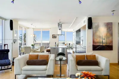 Sala de estar; chão de madeira, luz natural, estilo moderno, teto alto