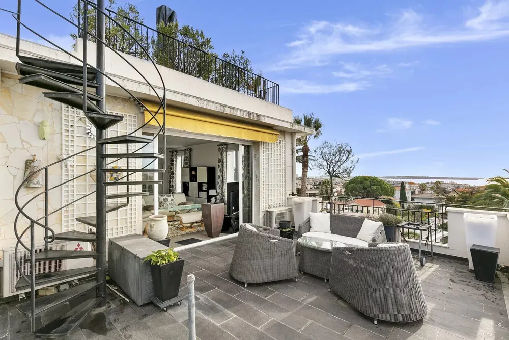 Mutfak; mutfak aletleri, ahşap zemin, doğal ışık, modern stil, tadilatlı