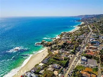 Dnevna soba; drveni pod, prirodno svjetlo, moderni stil, visoki plafoni