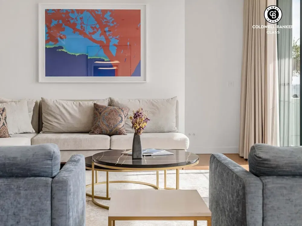 غرفة معيشة; أرضية خشبية, ضوء طبيعي, أسلوب عصري, أسقف عالية