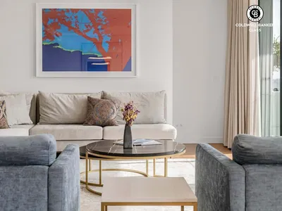 غرفة معيشة; أرضية خشبية, ضوء طبيعي, أسلوب عصري, أسقف عالية