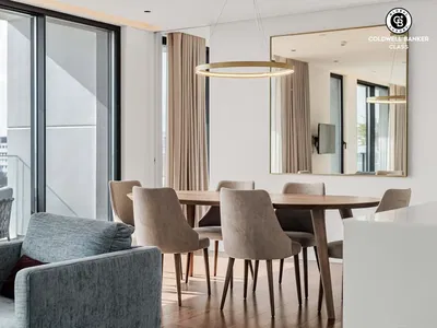 مطبخ; أجهزة المطبخ, أرضية خشبية, ضوء طبيعي, أسلوب عصري