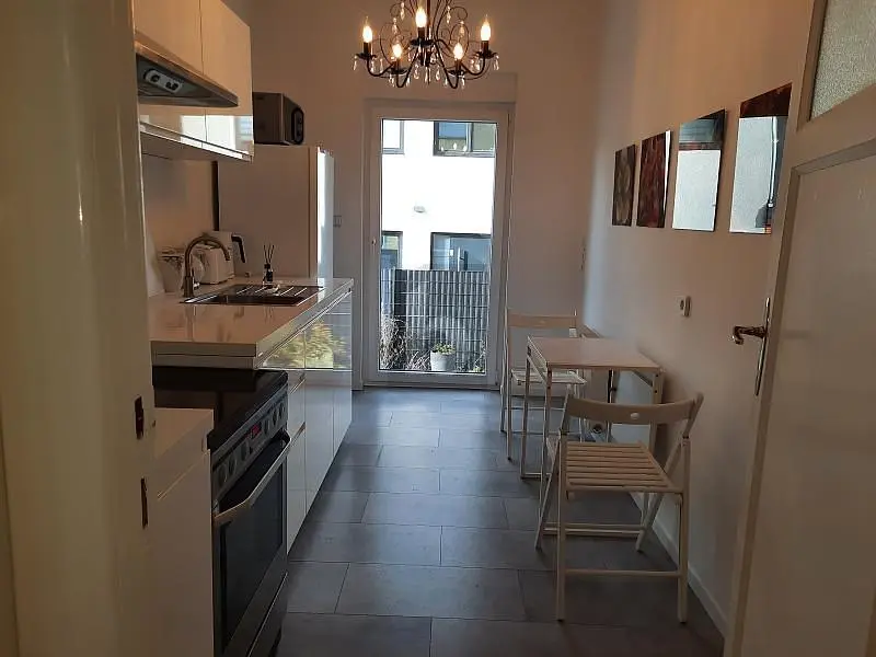 Soggiorno; pavimento in legno, luce naturale, stile moderno, soffitti alti