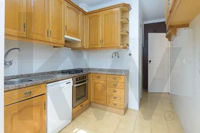 غرفة معيشة; أرضية خشبية, ضوء طبيعي, أسلوب عصري, أسقف عالية