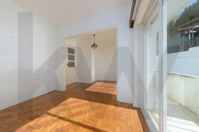 غرفة معيشة; أرضية خشبية, ضوء طبيعي, أسلوب عصري, أسقف عالية