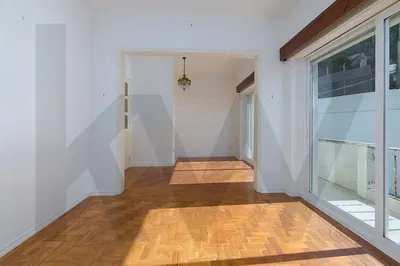 غرفة معيشة; أرضية خشبية, ضوء طبيعي, أسلوب عصري, أسقف عالية