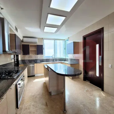 Soggiorno; pavimento in legno, luce naturale, stile moderno, soffitti alti