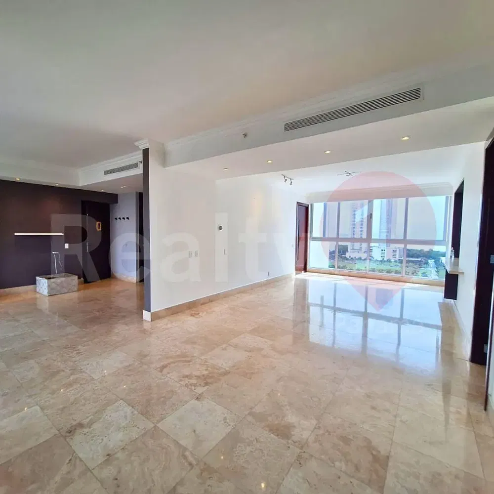 Cucina; elettrodomestici, pavimento in legno, luce naturale, stile moderno