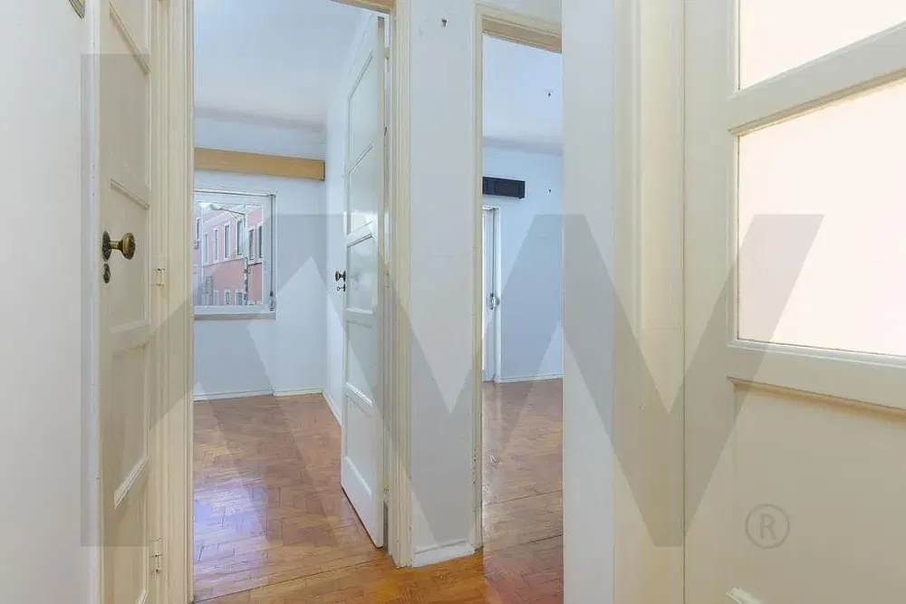 غرفة معيشة; أرضية خشبية, ضوء طبيعي, أسلوب عصري, أسقف عالية