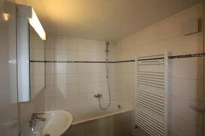 Soggiorno; pavimento in legno, luce naturale, stile moderno, soffitti alti