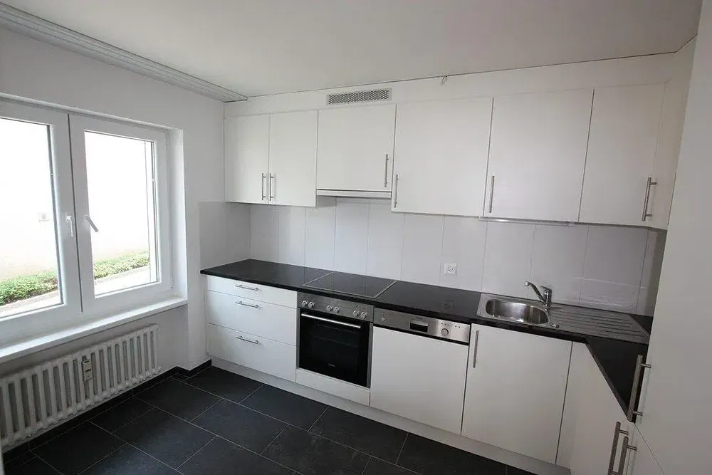 Cucina; elettrodomestici, pavimento in legno, luce naturale, stile moderno, ristrutturato